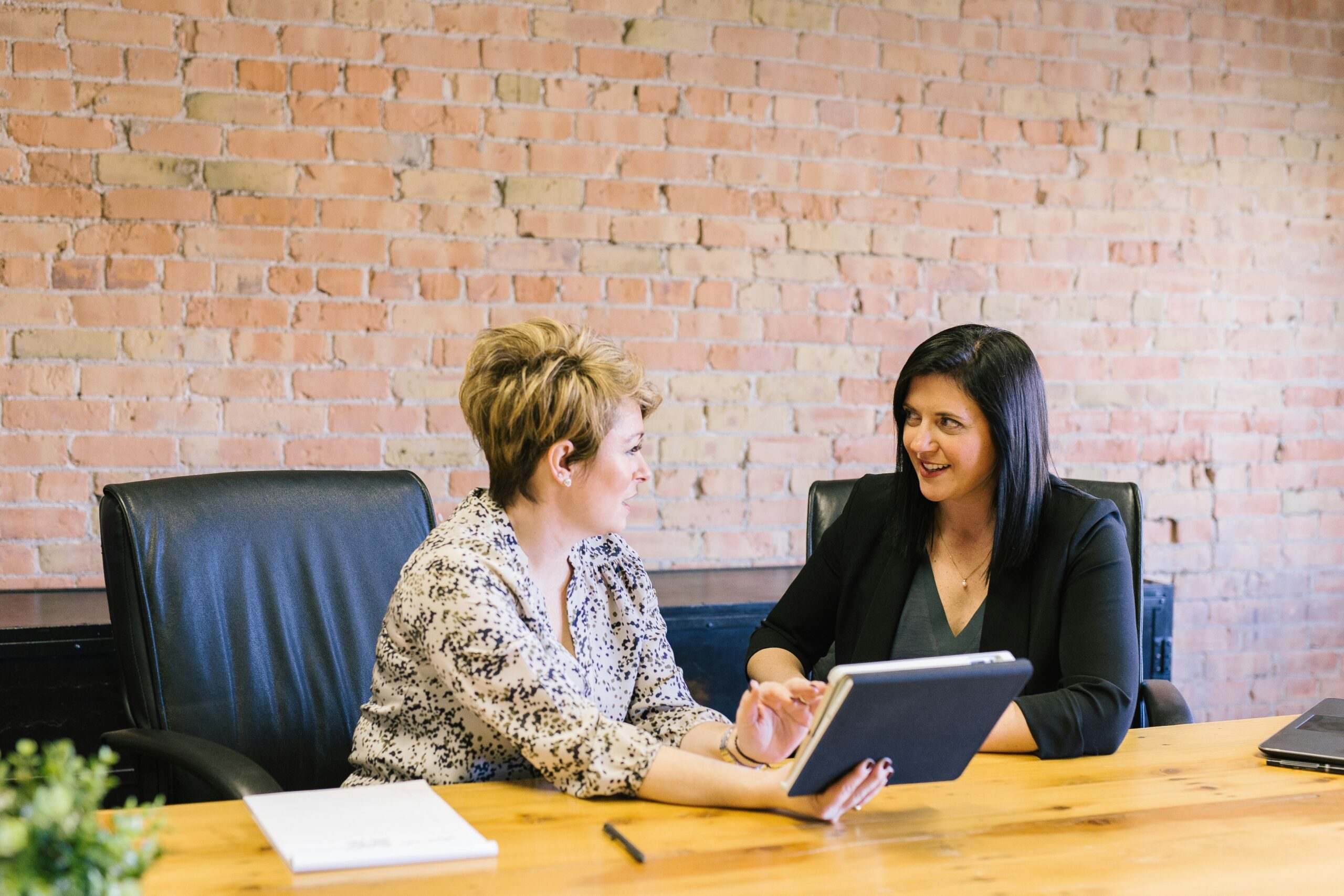 Sales rep and buyer having a one-on-one conversation, illustrating adapting communication style to buyer personality