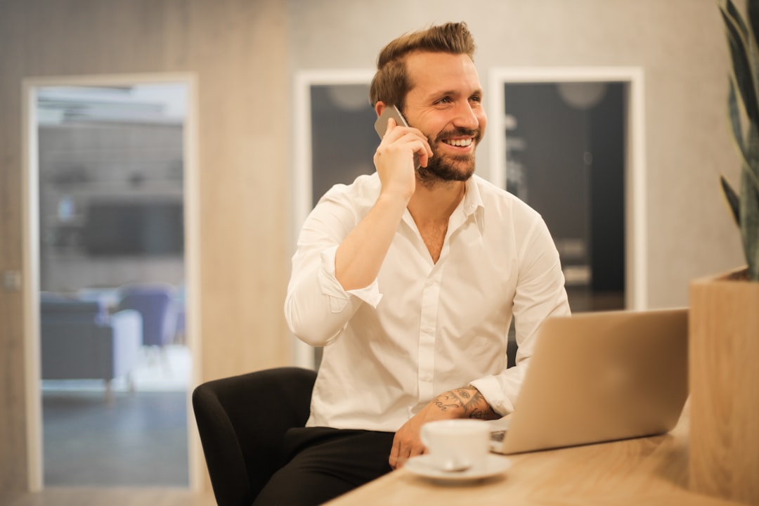 Sales rep on a laptop call receiving real-time AI coaching guidance